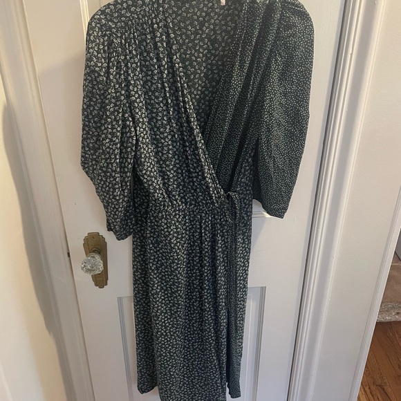 SEEby Chloe   Green and ivory  cross patterned wrap dress 
Size s-m - Picture 8 of 8